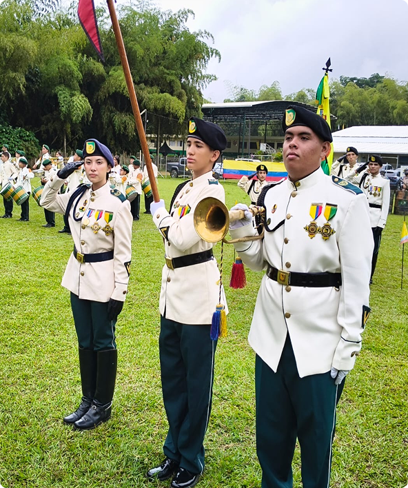 Cadetes reyesianos durante actividad militar
