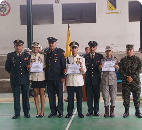 Cadetes y oficiales reyesianos en ceremonia de reconocimiento