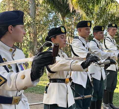 Cadetes reyesianos con sables en formación