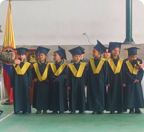 Niños de preescolar reyesianos en ceremonia de promoción