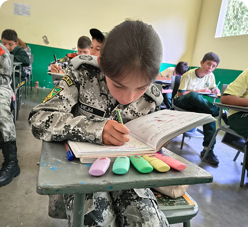 Cadete reyesiana de primaria estudiando en el aula