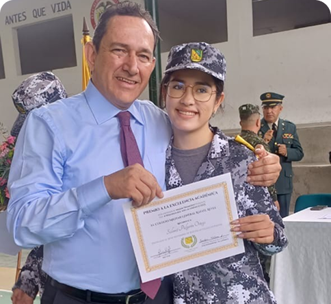 Estudiante de bachillerato recibiendo el Premio a la Excelencia Académica