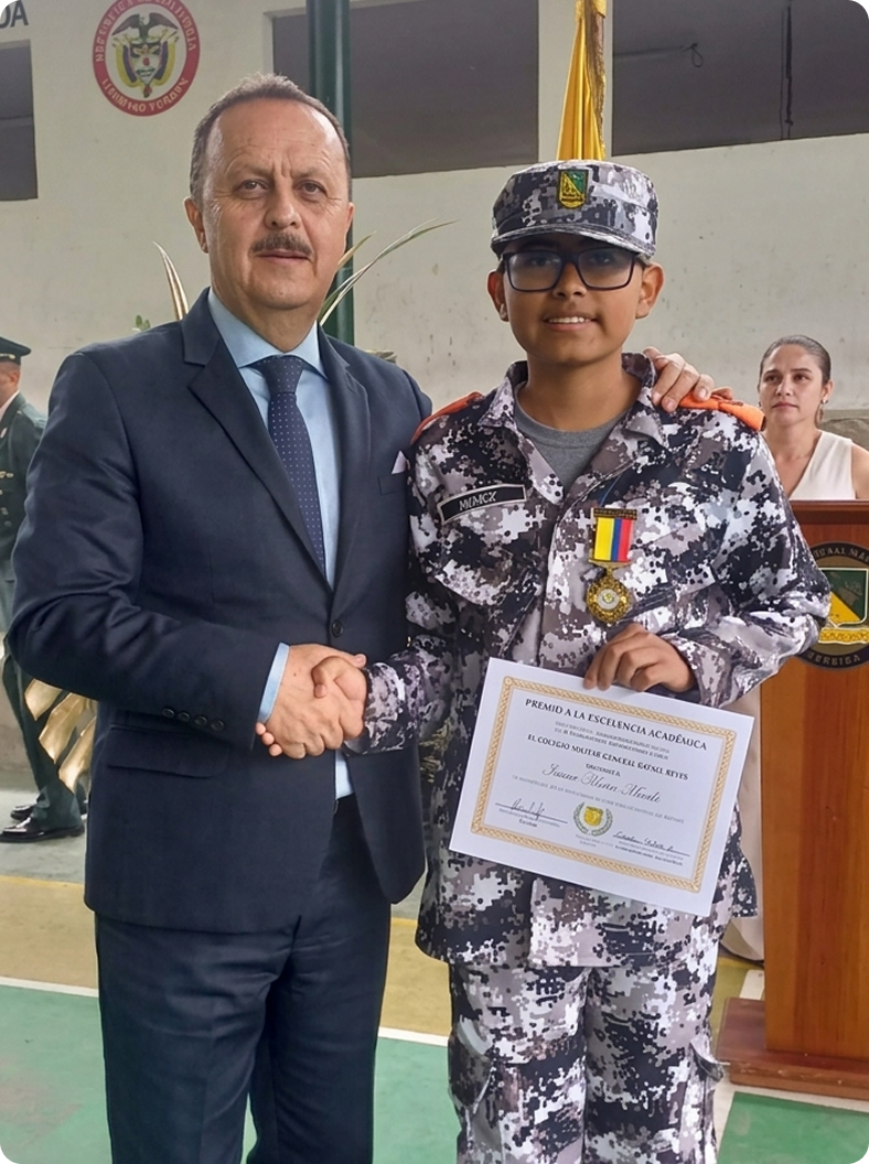 Rector entrega Premio a la Excelencia Académica a un cadete reyesiano