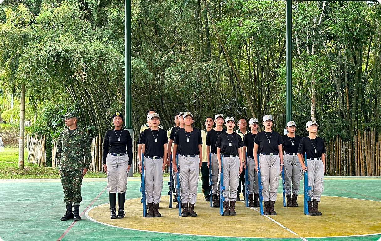 Comunidad reyesiana en ceremonia institucional