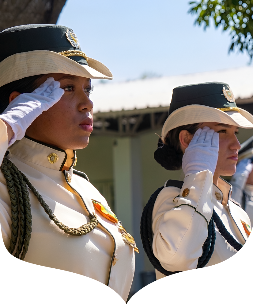 Cadetes reyesianas en formación, saludando